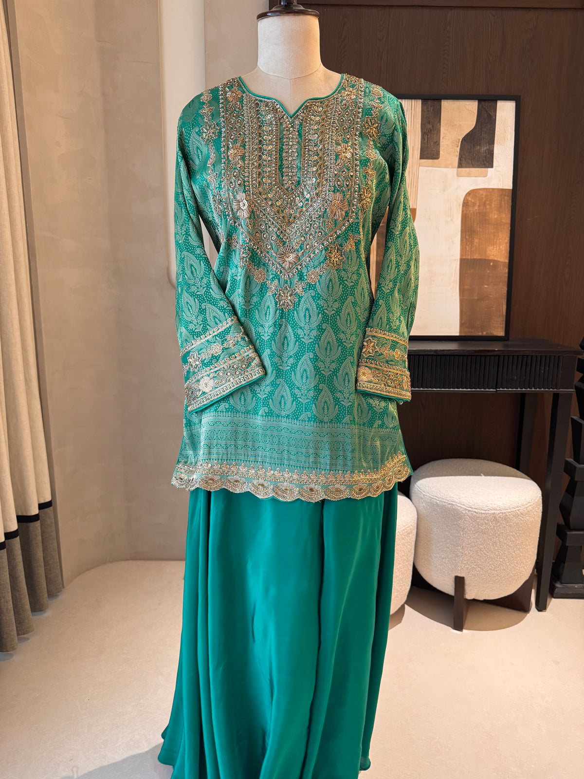 The Rajwada Aura — Banarasi Set with Zardosi Work